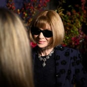Η κληρονομιά της Wintour μέσα από τα εξώφυλλα της Vogue: Τρεις δεκαετίες τολμηρών επιλογών