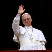 Ο Πάπας Λέων φέρνει τους αστέρες του Χόλιγουντ στο Βατικανό