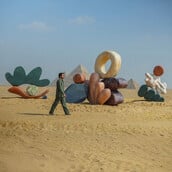 Αυτά τα τεράστια, σουρεαλιστικά γλυπτά μόλις προσγειώθηκαν δίπλα στις Πυραμίδες της Γκίζας 