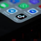 TikTok: Οι χρήστες θα μπορούν να περιορίζουν την προβολή AI περιεχομένου 