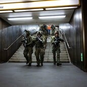 Ελεύθεροι σκοπευτές στο μετρό: Η Γερμανία κάνει ασκήσεις αστικού πολέμου στο Βερολίνο