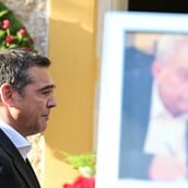 Με τρεμάμενη φωνή ο Αλέξης Τσίπρας στην κηδεία Φλαμπουράρη: «Καλό σου ταξίδι παππού Αλέκο»