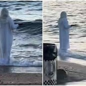 Βόλος: Viral στο TikTok βίντεο με γυναίκα ντυμένη στα λευκά που στέκεται όρθια σε παραλία