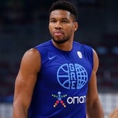 Αντετοκούνμπο για Στέφανο Τσιτσιπά: «Αφήστε το παιδί ήσυχο» 