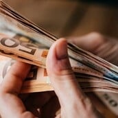 Επίδομα 250 ευρώ: Ποιοι πληρώνονται σήμερα – Αναλυτικά τα κριτήρια