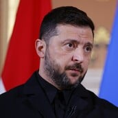 Politico: Το δίλημμα Ζελένσκι - Να δεχθεί τη συμφωνία Τραμπ ή να βασιστεί στους ασταθείς Ευρωπαίους φίλους του;