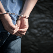 Αθήνα: Συνελήφθησαν 20χρονος και ο 40χρονος σύντροφός του για σεξουαλική κακοποίηση δύο νηπίων