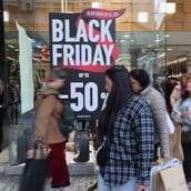 Black Friday: Πλήθος στην Ερμού, αλλά χαμηλές αγορές