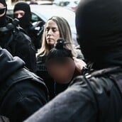 Δολοφονία στη Σαλαμίνα: «Δεν ήθελα να τη σκοτώσω» - Στον εισαγγελέα σήμερα η 46χρονη