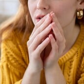 Λόξιγκας: Τι τον προκαλεί, πώς σταματά και πότε πρέπει να πάμε στον γιατρό;