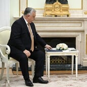 Ορμπαν–Πούτιν στη Μόσχα: Ο Ούγγρος πρωθυπουργός αψηφά την ΕΕ και κλείνει νέο ενεργειακό deal με τη Ρωσία