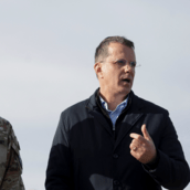 Ρουμανία: Παραιτήθηκε ο υπουργός Άμυνας μετά την αποκάλυψη ότι παραποίησε το βιογραφικό του