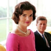 Σε δημοπρασία το εμβληματικό μοβ παλτό της Τζάκι Κένεντι Ωνάση