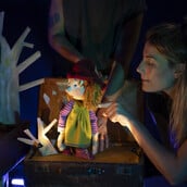 «Μ΄ένα κόκκινο σκουφί»: Το Θέατρο κούκλας Κοκού-Μουκλό και η Βάσω Γιαρένη ταξιδεύουν τα παιδιά