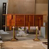 Η σύγχρονη τέχνη πιάνει στα χέρια της τα κλασικά έπιπλα «Συρίγος» 