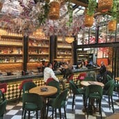 Le Grand Patron: Το στέκι του Αιγάλεω που φωτίζει τις βόλτες μας