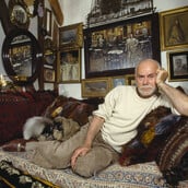 Ο κόσμος του Ανδρέα Βουτσινά ζωντανεύει ξανά σε μια σπάνια εκθεση 