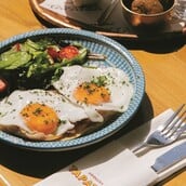 Αθηναϊκή Ταράτσα: Brunch με θέα την Ακρόπολη και γεύσεις από την ελληνική παράδοση