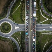 Δεν υποχωρούν οι αγρότες: «Θα κάνουμε Χριστούγεννα στα μπλόκα»