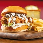 TGI Fridays™: Νέες γευστικές αφίξεις και vibes που κάνουν κάθε μέρα να μοιάζει με Παρασκευή.