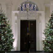 Η Μελάνια Τραμπ αποκάλυψε τον χριστουγεννιάτικο στολισμό του Λευκού Οίκου 