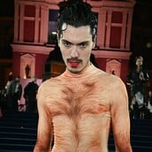 Η εμφάνιση-πρόκληση του Elias Medini στα Fashion Awards συζητήθηκε όσο καμία άλλη