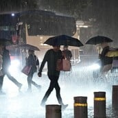 Σφοδρή καταιγίδα τώρα στην Αττική - Η εξέλιξη της κακοκαιρίας Byron τις επόμενες ώρες