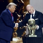 Ο Τραμπ έλαβε το νεοσύστατο Βραβείο Ειρήνης της FIFA