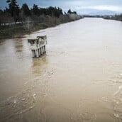 Κακοκαιρία Byron: Συναγερμός σε Τρίκαλα και Λάρισα - Υπερχείλισαν Πηνειός και Επινέας