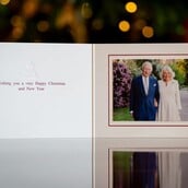 Βασιλιάς Κάρολος – Βασίλισσα Καμίλα: Η ετήσια ευχετήρια κάρτα τους για τα Χριστούγεννα