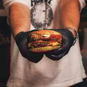 F*Smashing District Mozzart και Πραξιτέλους: Μια συνεργασία-έκπληξη και ένα μεγάλο street party στην καρδιά της Αθήνας