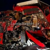 Νταλίκες συγκρούστηκαν μετωπικά έξω από την Αμφίκλεια - Ενεπλάκη και ένα αυτοκίνητο 