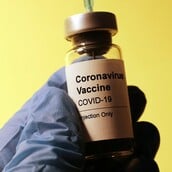 Κορωνοϊός: Επιβεβαιώθηκε ότι η κυβέρνηση Τραμπ διερευνά πιθανή σύνδεση θανάτων με τα εμβόλια