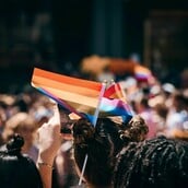 Ανακρίσης, απολύσεις και ποινές φυλάκισης: Η πραγματικότητα στην Ουγγαρία του Όρμπαν για τη ΛΟΑΤΚΙ+ κοινότητα 