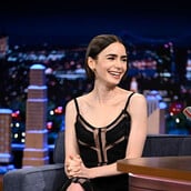 Λίλι Κόλινς: «Ο Έλληνας πρωθυπουργός βλέπει το "Emily in Paris" με τη σύζυγό του»