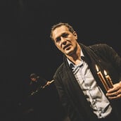 «Ο Αμερικάνος» του Αλέξανδρου Παπαδιαμάντη με τον Θανάση Σαράντο επιστρέφει στο Θέατρο ΡΟΕΣ