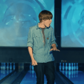 Ο Τζάστιν Μπίμπερ στην αίθουσα μπόουλινγκ όπου γύρισε το videoclip του «Baby» 15 χρόνια μετά