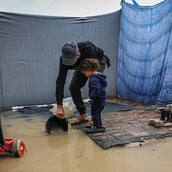 Πλημμύρες και απόγνωση στη Γάζα - Οι κάτοικοι περιμένουν το επόμενο βήμα του ειρηνευτικού σχεδίου