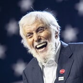 «Τα 100 δεν είναι αρκετά»: Ο Ντικ Βαν Ντάικ γιόρτασε έναν αιώνα ζωής