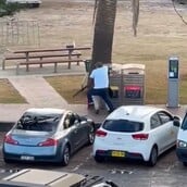 Τρομοκρατική επίθεση στο Σίδνεϊ: Βίντεο δείχνει πολίτη να αφοπλίζει δράστη