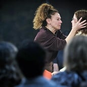 «Ολική Άμεση Συλλογική Επικείμενη Επίγεια Σωτηρία»: Μια σκοτεινά επίκαιρη θεατρική εμπειρία μεταμορφώνει τον παλιό χώρο της ΦΙΑΤ