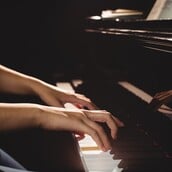 Χειμερινοί διάλογοι: Οι πιανίστριες Δανάη & Κυβέλη Dörken σε μια σπάνια μουσική βραδιά