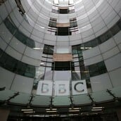 Το BBC καλά κάνει και δεν υποχωρεί μπροστά στον Τραμπ, δηλώνει Βρετανός υπουργός