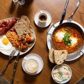 Το Benedict Berlin φτάνει στην Αθήνα για να κάνει πράξη το πρωινό που δεν τελειώνει ποτέ 