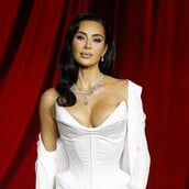 ΚΙΜ ΚΑΡΝΤΑΣΙΑΝ ΠΛΑΣΤΙΚΕΣ ΕΠΕΜΒΑΣΕΙΣ