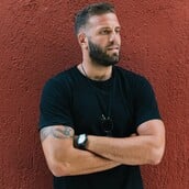 O ευρωβουλευτής Νίκος Παππάς και το δόγμα «αρκεί να πιάνει ποντίκια»