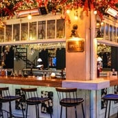 Ipitou the bar: Αυτό το street bar γιορτάζει όπως ξέρει, στον δρόμο, με μουσική και παρέες