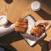 Overoll Croissanterie: Χριστούγεννα με limited εορταστικά κρουασάν και ιταλικό πανετόνε