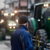 Αγροτικά μπλόκα: Πού σημειώνονται καθυστερήσεις - Ακυρώσεις έως και 50% σε καταλύματα 