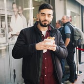 Souvlakination: Ένας Ελληνοκύπριος που αγαπάει πολύ το σουβλάκι